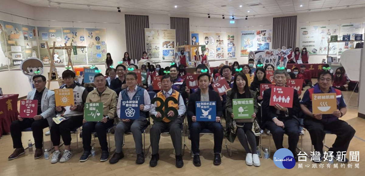 永平工商校長胡劍峯與出席貴賓合影。<br />
