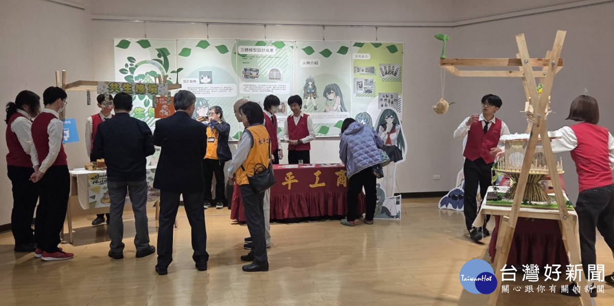 廣告設計科第36屆畢展主題【36℃，森呼吸】，象徵著設計不應是冰冷的工業產物，而是帶有「溫暖」與「人文關懷」的創作。<br />
<br />
