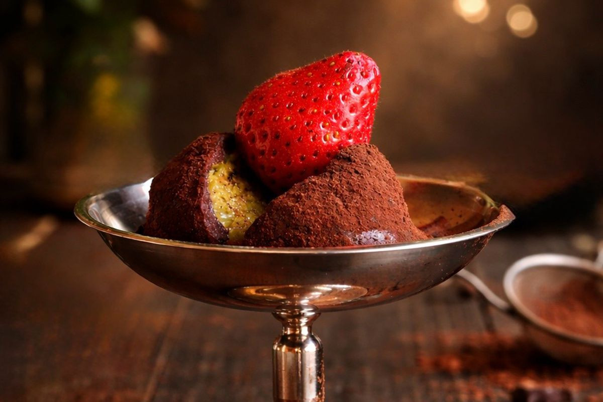 「杜拜巧克力Q餅」推出草莓風味，呈現酸甜與濃郁交織的多層次風味，增添甜點視覺與味覺層次