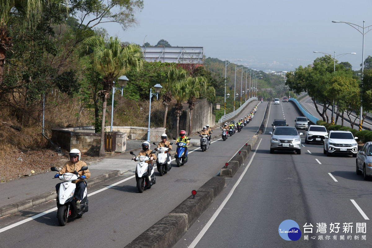 不老騎士從台中出發，第一站抵達彰化溪湖糖廠休息再出發。圖／弘道提供