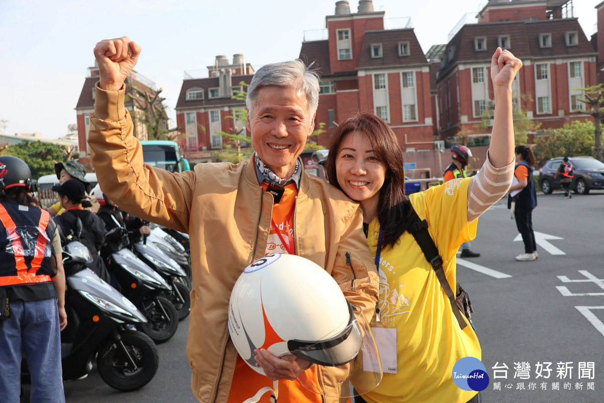 來自彰化的不老騎士張森洲，女兒也報名志工陪伴所有長者一起圓夢。圖／弘道提供