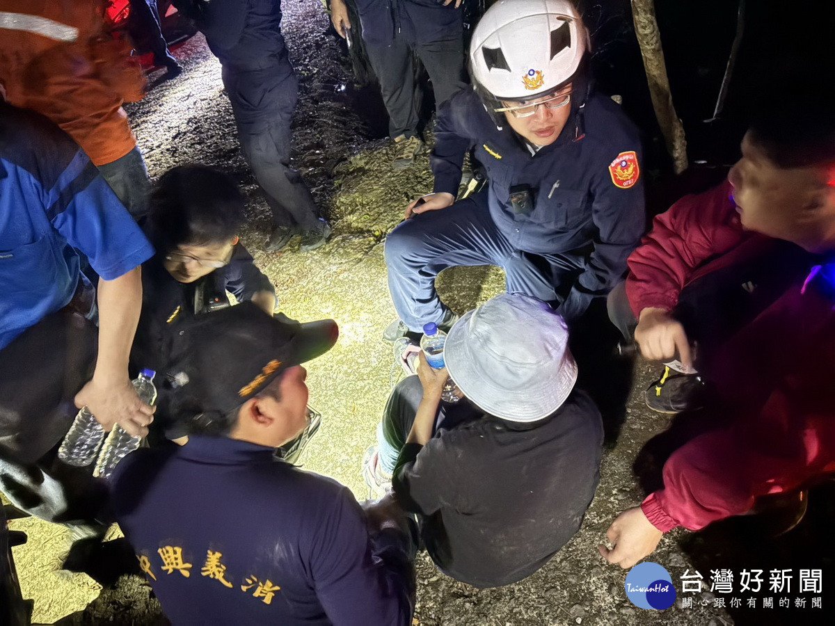 婦人獲救先予補充水份安撫情緒。（中興分局提供）