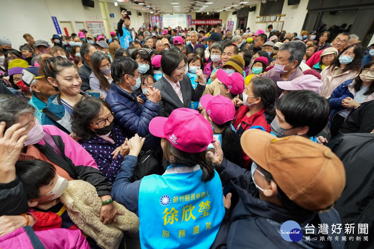 徐欣瑩問政說明會與基層交換意見。