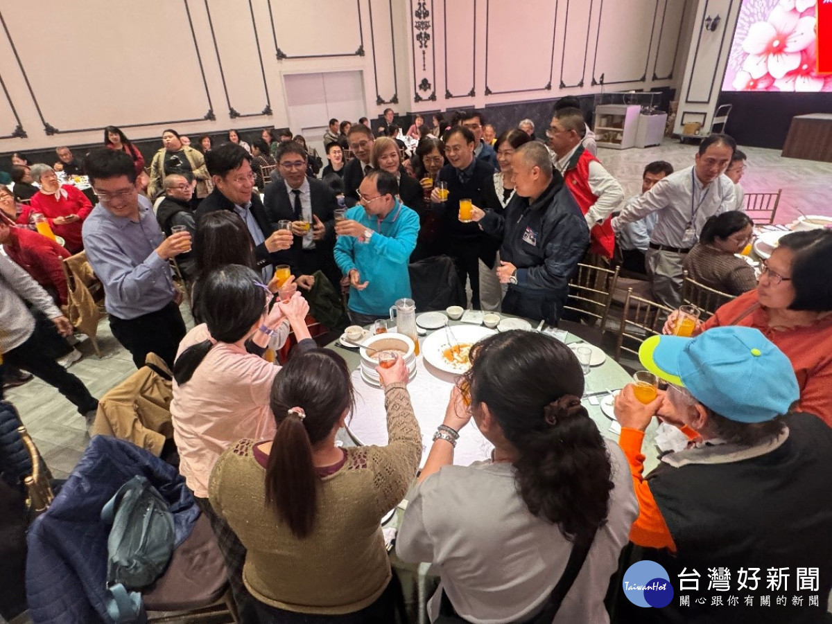 林慶豐執行長親臨桃療春酒        與同仁高歌同歡