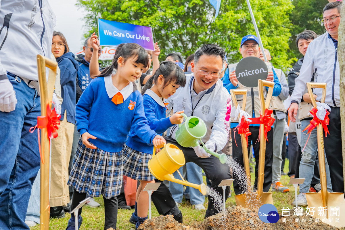 蘇俊賓與小朋友一同植樹。