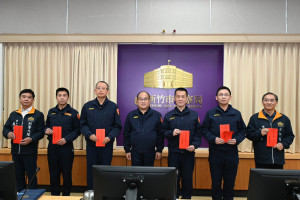 陳源輝局長頒發「115年風城靖城專案」績效評核績優獎項。