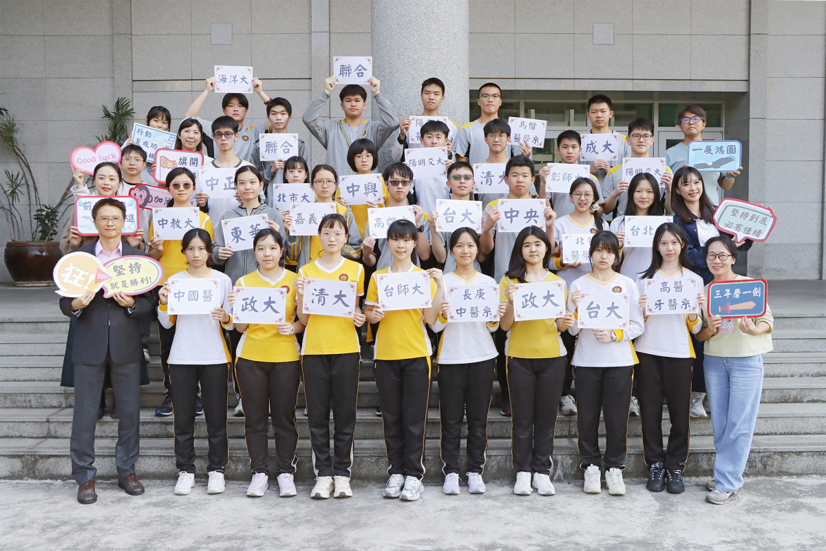 林衍陞校長與繁星錄取或通過國立大學同學合影