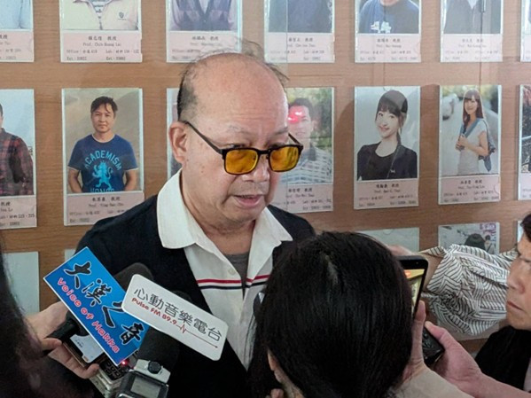 周卓煇特聘教授接受採訪，分享新書細節。