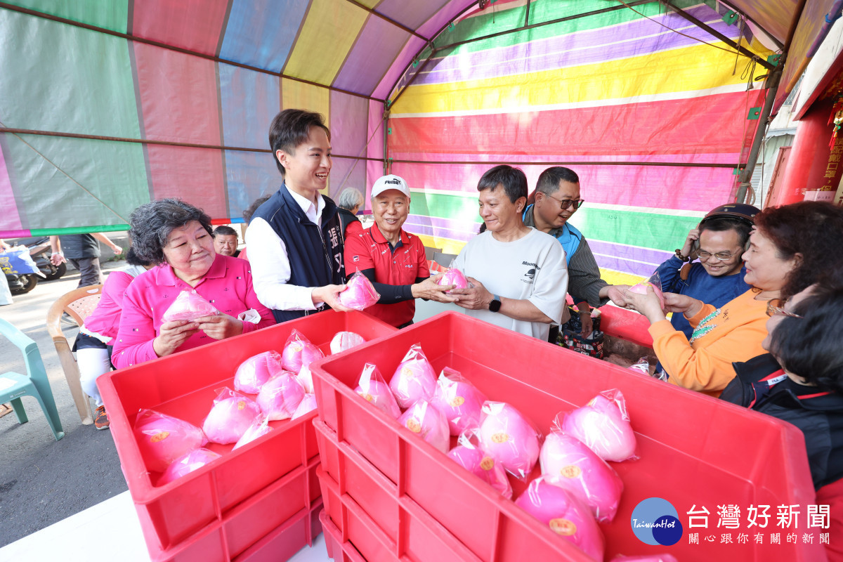 87載和平里福德祠慶頭牙　1800顆壽桃結緣數量歷年之最