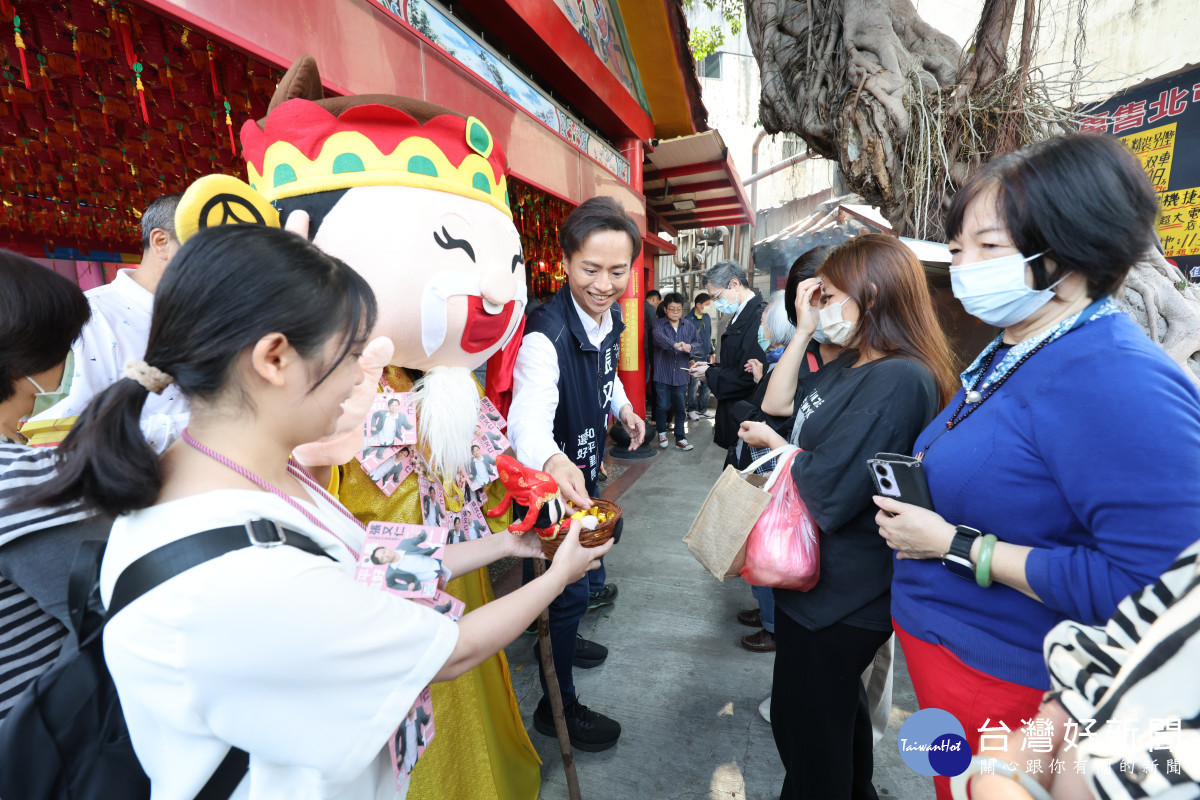 廟方今年準備1800顆壽桃及各式結緣品與信眾分享福氣