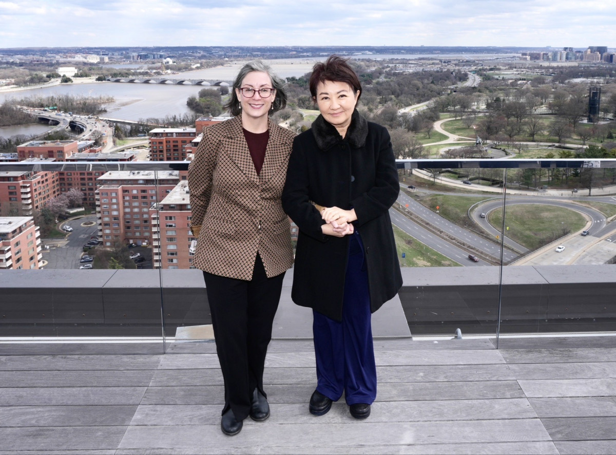 盧市長與美國在台協會華盛頓總部執行理事藍鶯合影