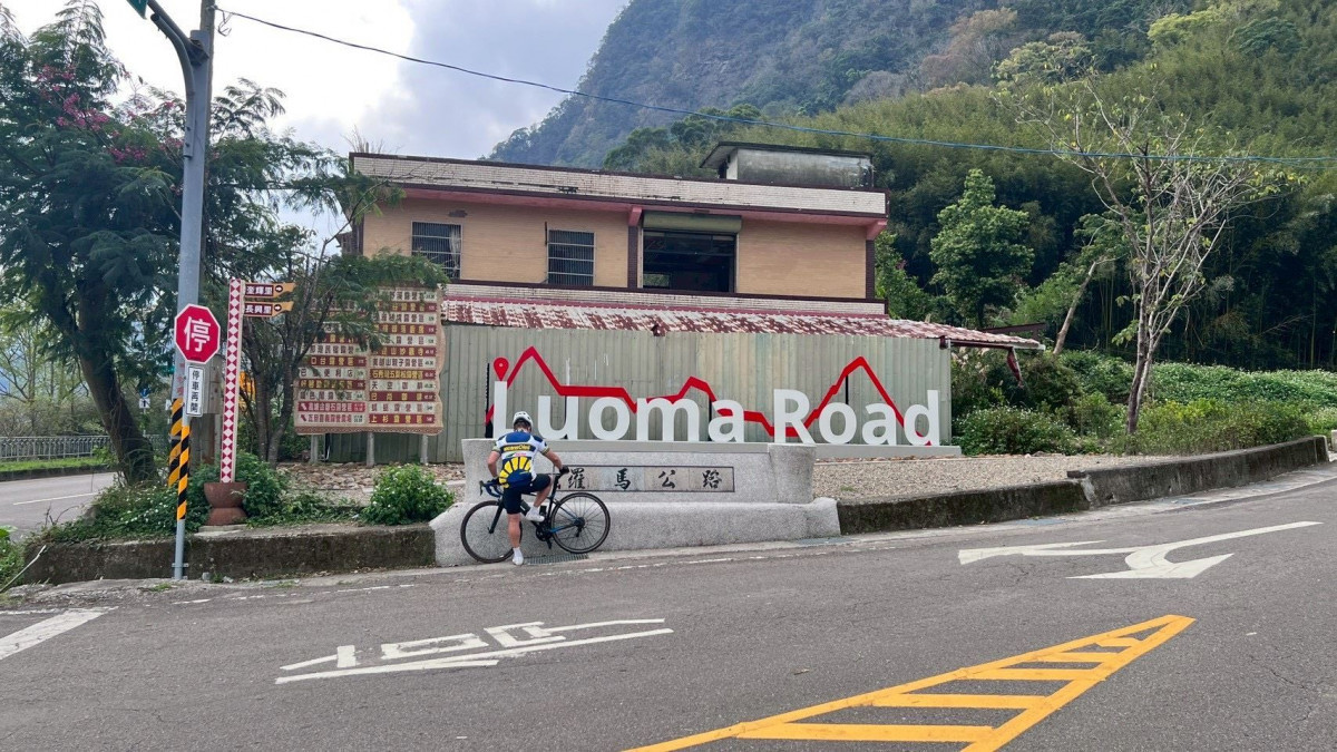 羅馬公路與自行車騎士。