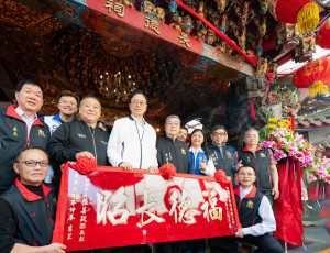 張市長致匾肯定長德祠公益貢獻。