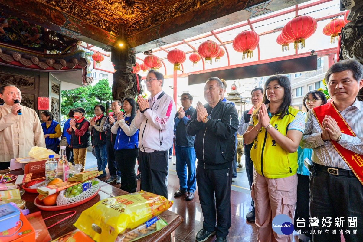 張市長與出席貴賓一同參拜。