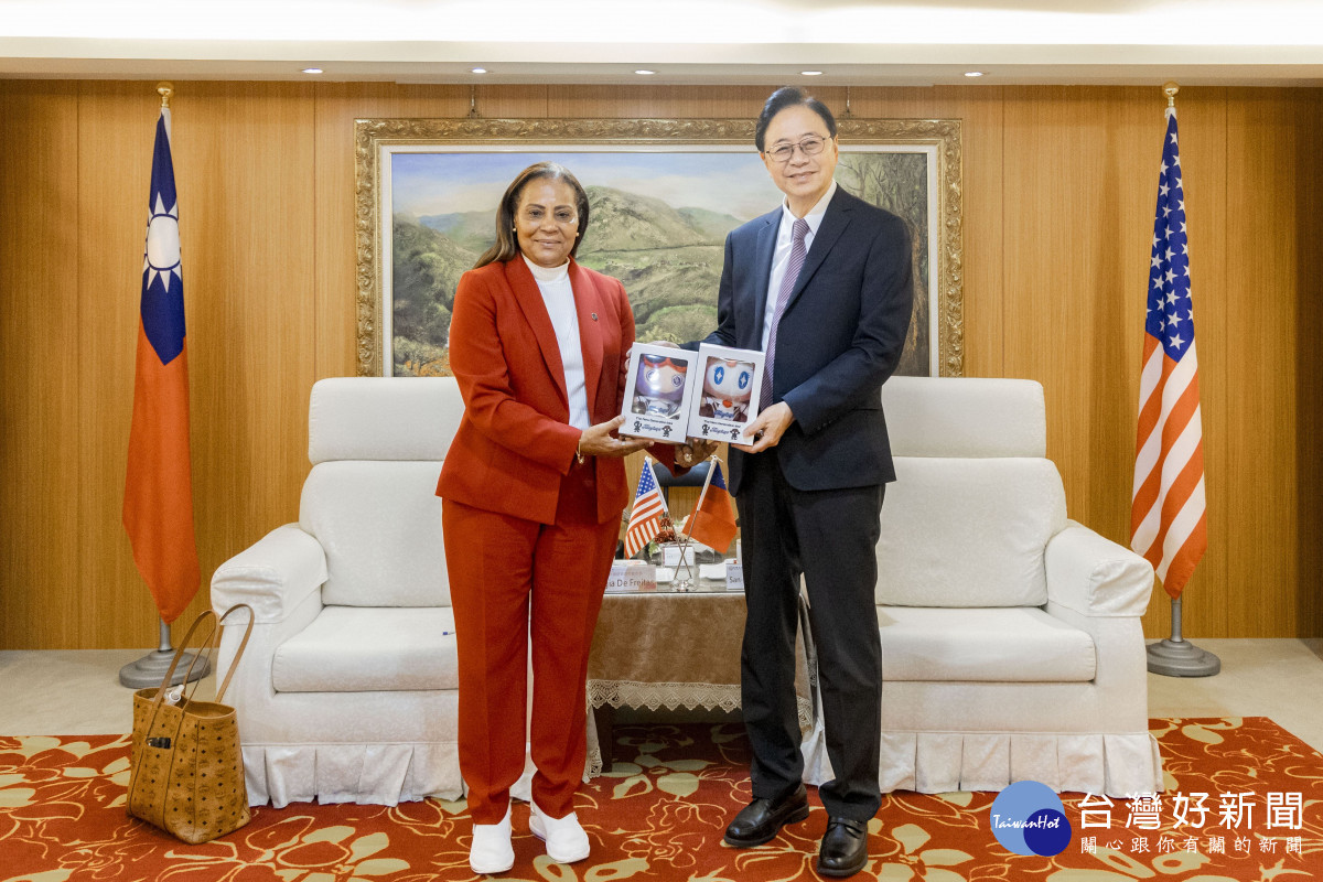 張市長致贈ㄚ桃園哥娃娃予紐華克市副市長Ligia De Freitas。