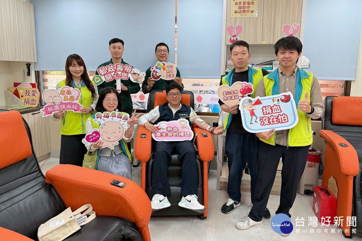 桃園郵局局長吳進益率先捲起衣袖捐出鮮血 。<br />
