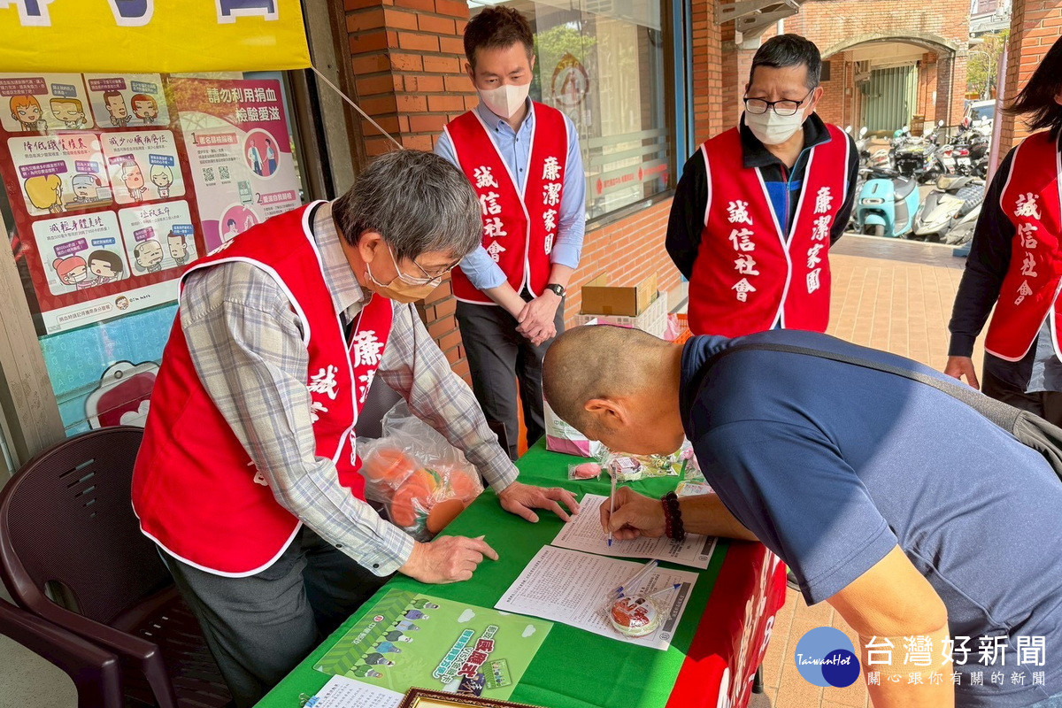 桃園郵局舉辦「捐熱血  郵愛心」活動，同時辦理廉潔意識與反詐騙宣導。<br />
