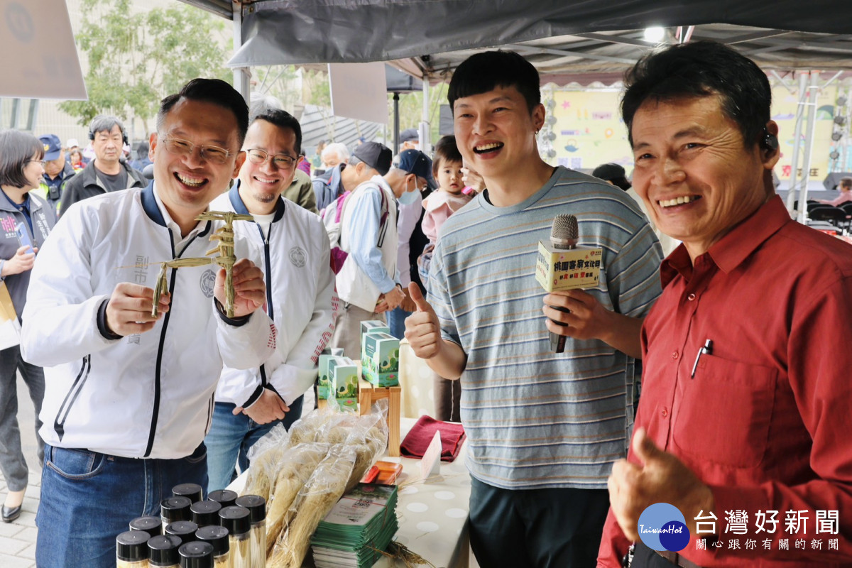 客家草編職人-王昱翔邀請民眾參與「好尞十大遊程」中的客家工藝體驗活動。