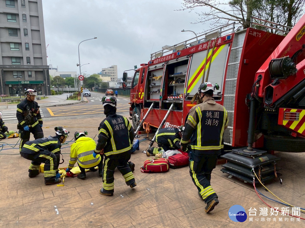 桃園消防特搜展現重型救援實力　跨單位模擬大貨車受困救援演練