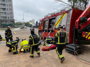 桃園消防特搜展現重型救援實力，跨單位模擬大貨車受困救援演練。