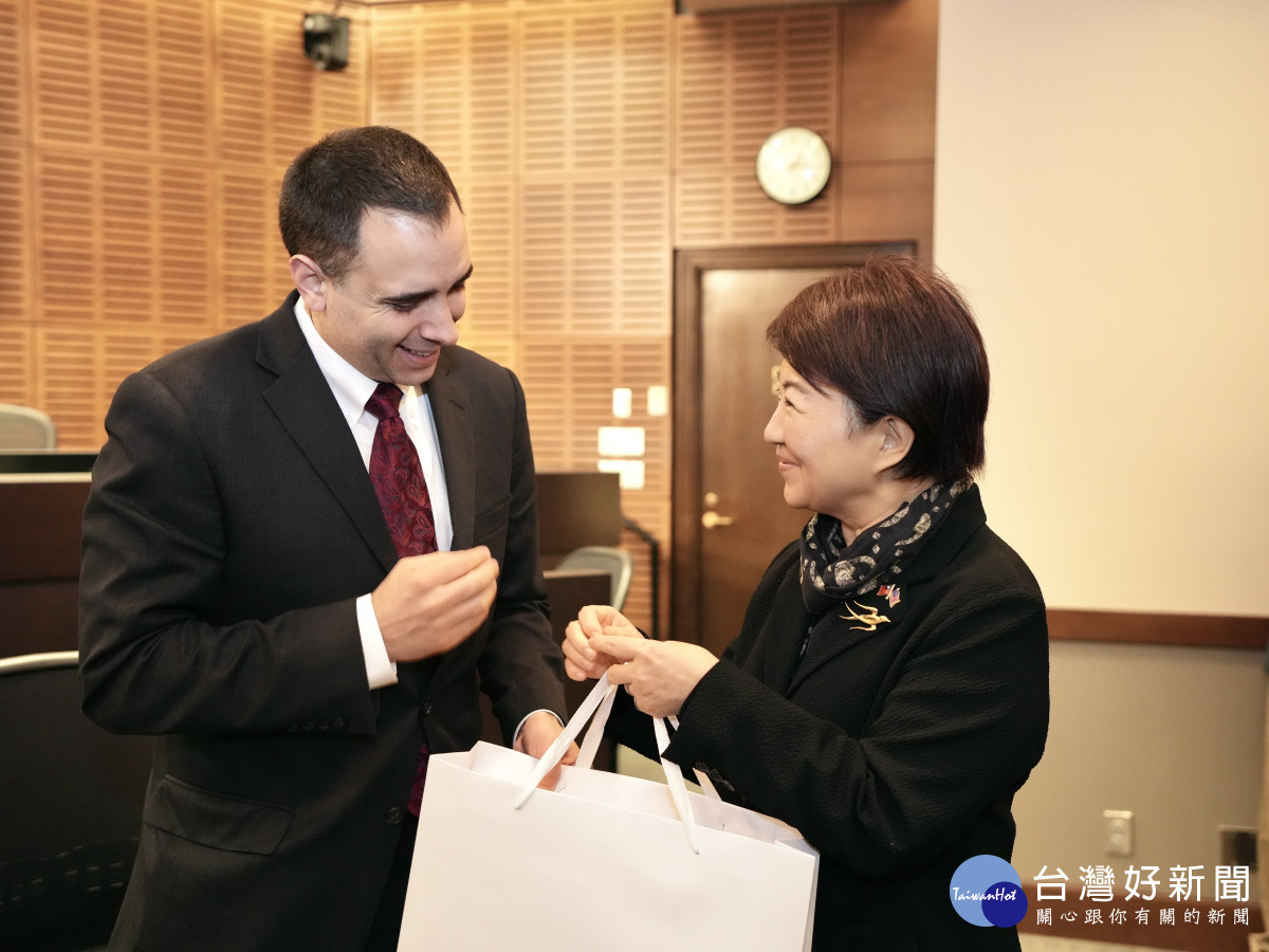 盧市長與姊妹市塔可瑪市長易卜生相見歡