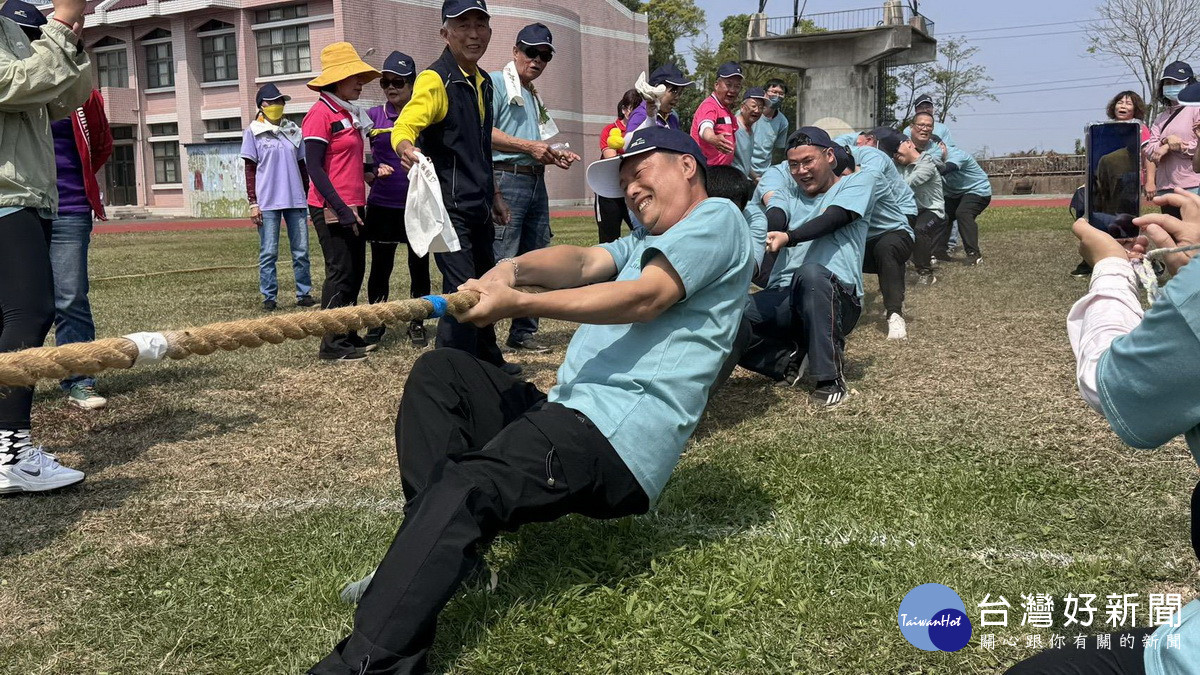 拔河賽加油聲震天。(名間鄉公所提供)
