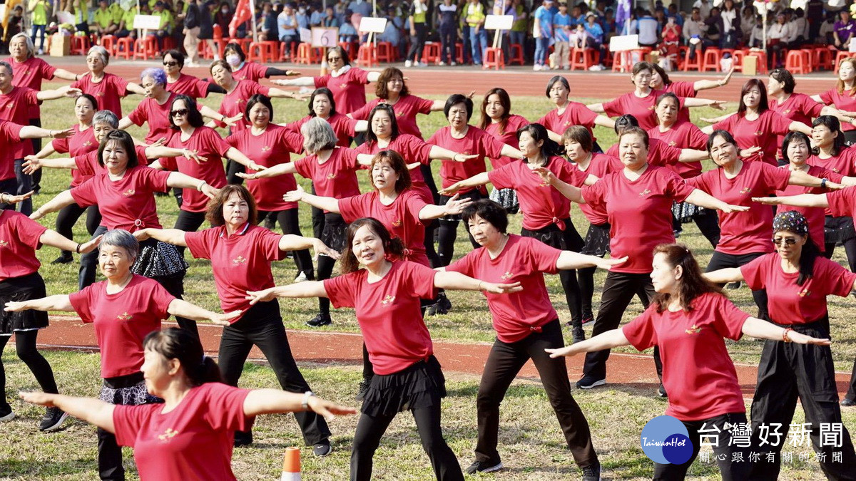 大會舞動員150名村民婦女暖身。(名間鄉公所提供)