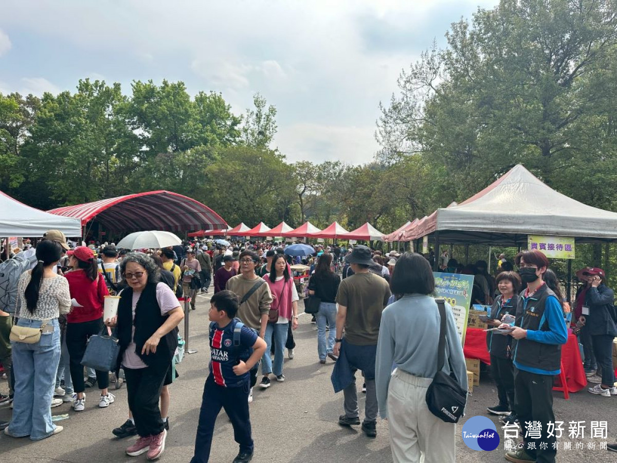 東勢林場3/21賞螢季開鑼,首度免費入園吸引1.2 萬名民眾入園。(圖/地方中心)