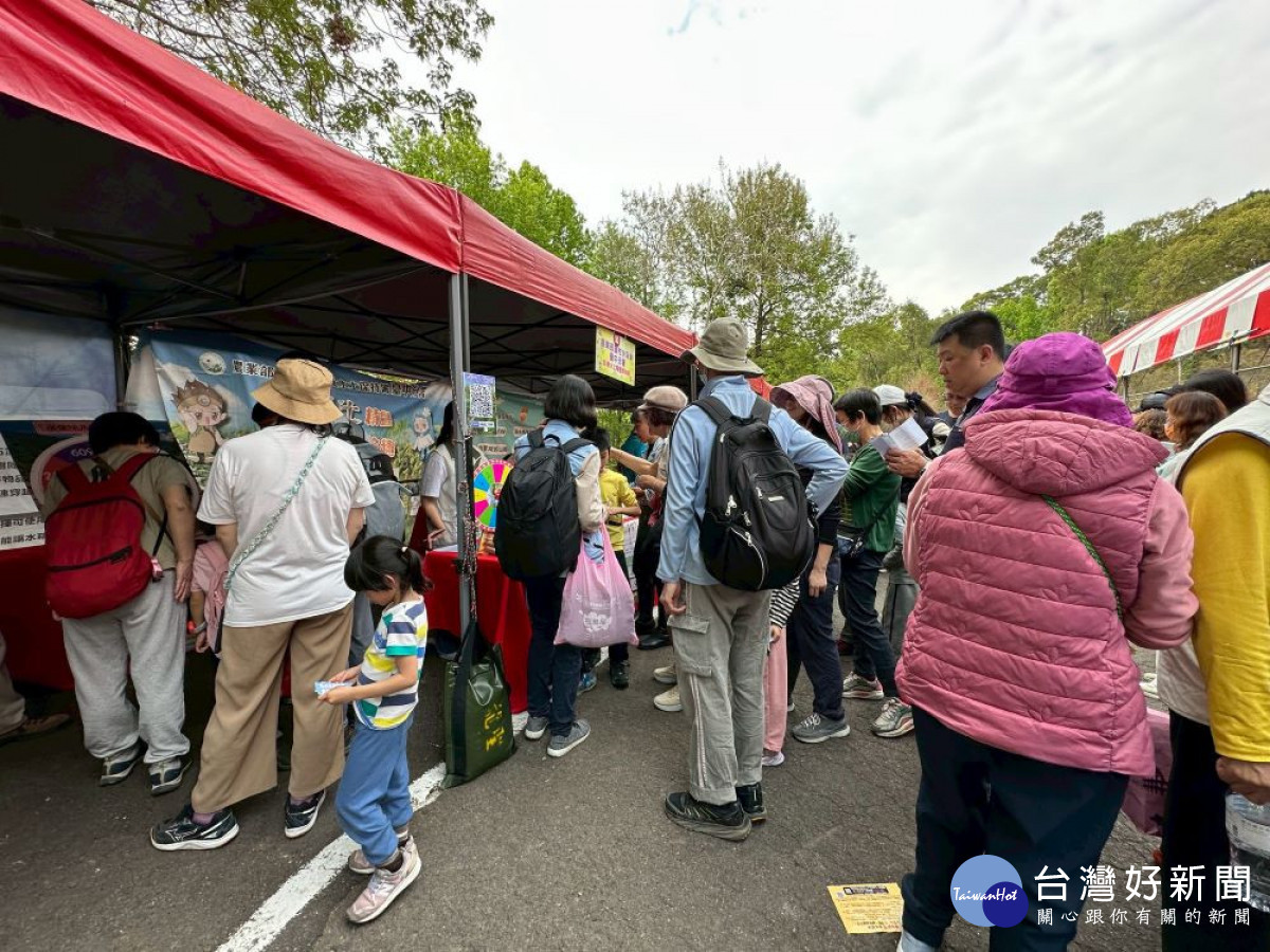 東勢林場上螢季開鑼-「賞螢護山林.森活稅樂園」跨界宣導活動,結合農村體驗、水土保持教育與租稅宣導,透過多元表演與闖關活動,吸引民眾參與。(圖/地方中心)