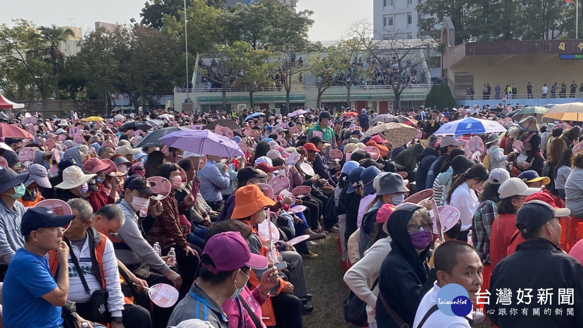 超過3萬名支持者湧入太平運動場,人潮外溢至看台區。