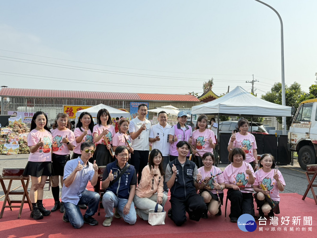 嘉義市劉厝里里長參選人曾博怡今在劉厝三號公園旁舉辦「地瓜傳愛,公益市集」/林詩涵攝影