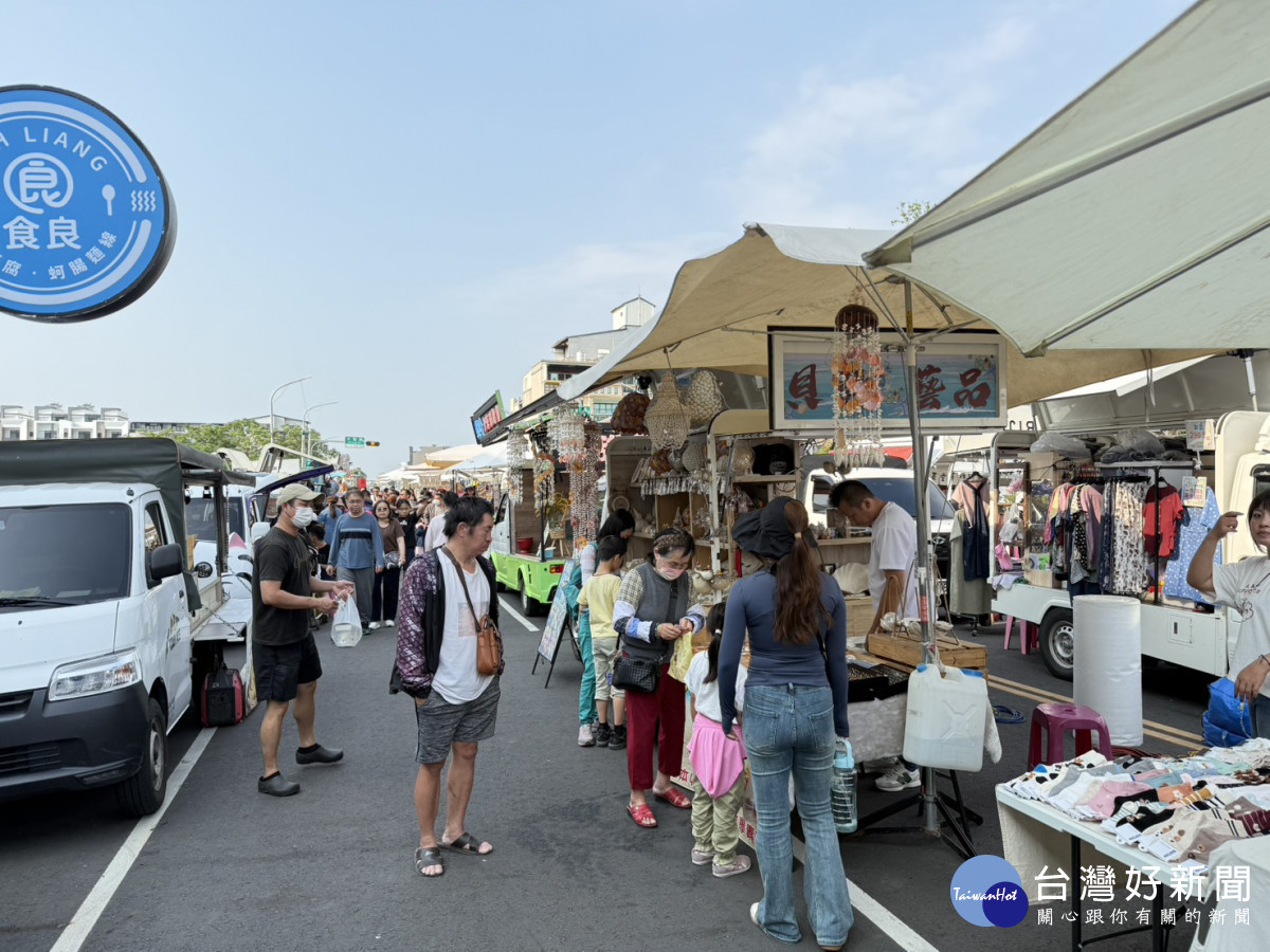 嘉義市劉厝里里長參選人曾博怡今在劉厝三號公園旁舉辦「地瓜傳愛,公益市集」/林詩涵攝影