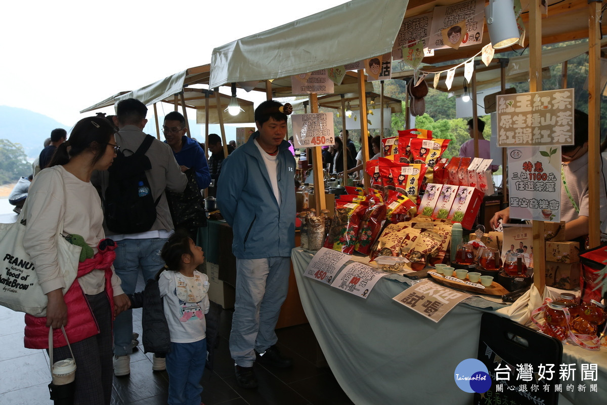 現場亦結合日月潭觀光圈攤位市集，展現紅茶、咖啡及農特產特色。（日管處提供）
