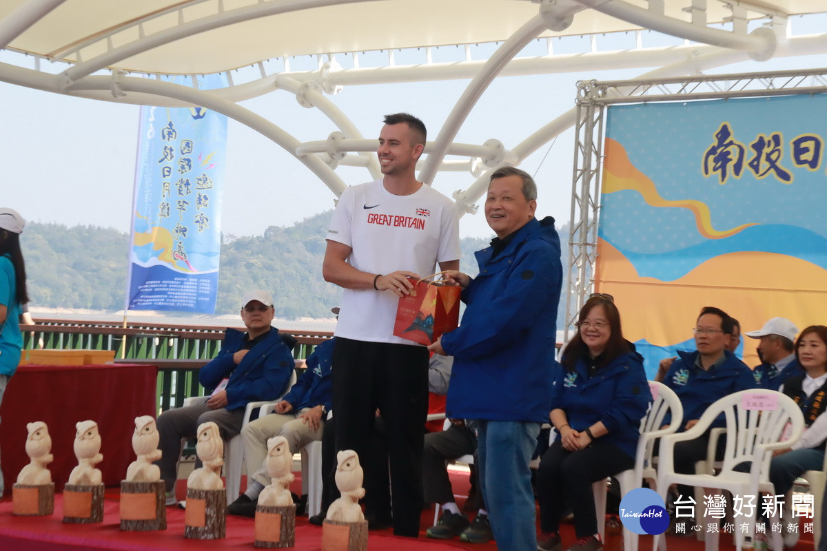 英國選手代表各國接受紀念品。(記者扶小萍攝)