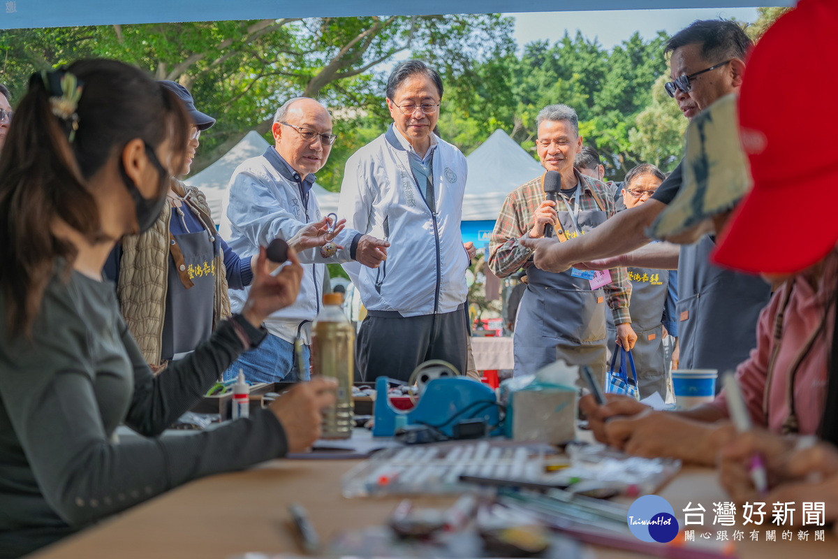 桃園市長張善政參觀「桃園市美術家邀請展」。