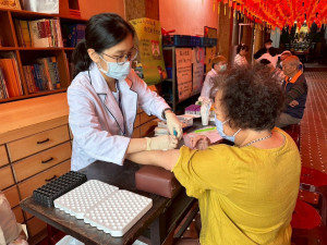 今年免費健檢，由新竹附醫專業醫護團隊進駐落實全人照護。