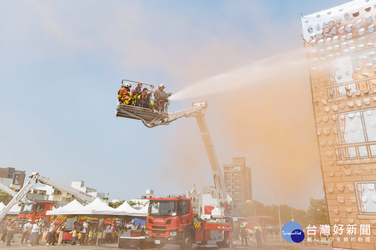 幼兒園學童體驗雲梯車升空救援滅火。
