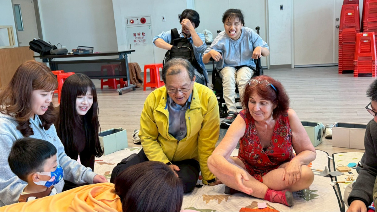 台灣玩具圖書館亞賢校長與 Dominique Dumeste與義民社福館的民眾互動，玩法國的桌遊玩具。