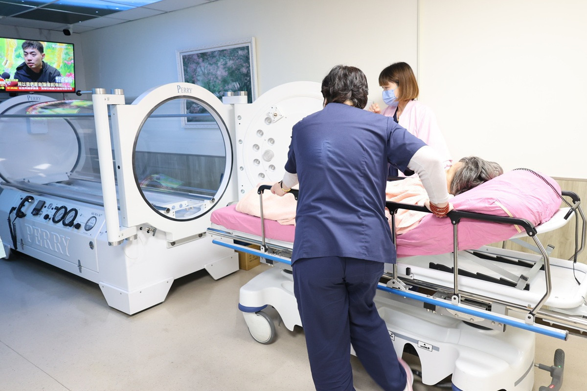 遭犬撕咬阿嬤將4度清創   彰化醫院提免費高壓氧