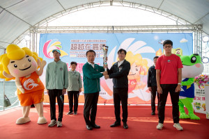 115年全國中等學校運動會聖火傳遞今23日下午抵達高雄，嘉義縣長翁章梁、高雄市長陳其邁率團隊出席造勢／嘉縣府提供