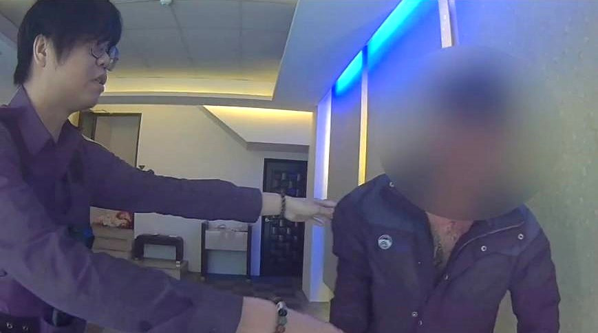 警方抵達時撞見滿臉血跡的李姓男子準備騎乘機車離開,員警隨即上前將其強勢攔下制伏。