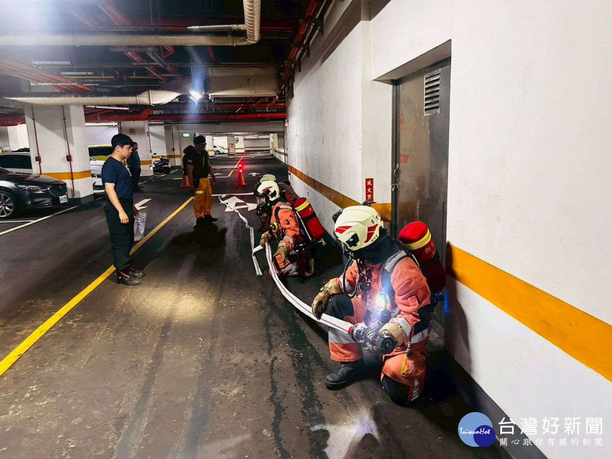 消防人員佈署水線進行火點搜索模擬。