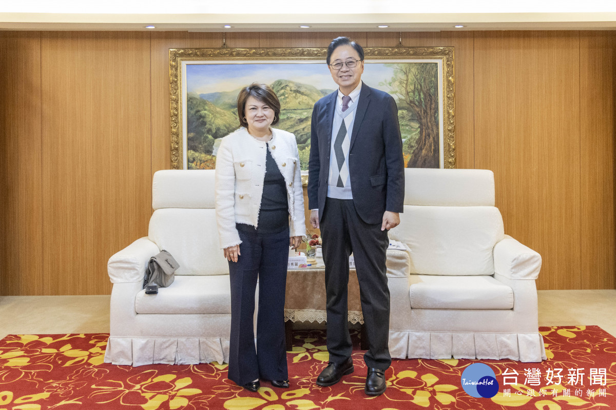 張市長與符代表合影。