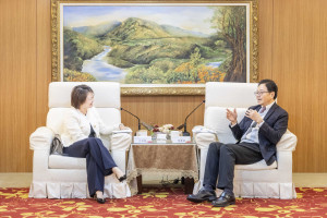 符代表首先分享新加坡刻正推動四大AI領域國家發展，涵蓋金融、醫療、製造與互聯，並致力輔導一萬家中小企業應用AI，培養十萬名AI人才，盼全面提升產業競爭力。