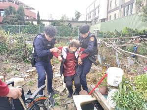 婦人農作突不適，警民合作即時伸援助返家。