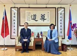 貝里斯駐中華民國（臺灣）特命全權大使梅凱瑟（Katherine Vanessa Meighan）訪問暨大，校長武東星(左)親自接待。（暨大提供）