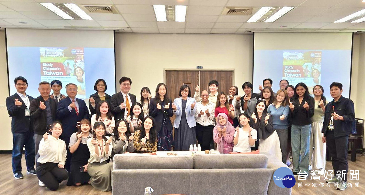 貝里斯駐臺大使梅凱瑟（Katherine Vanessa Meighan）與暨大外籍學生面對面交流全體合影。（暨大提供）