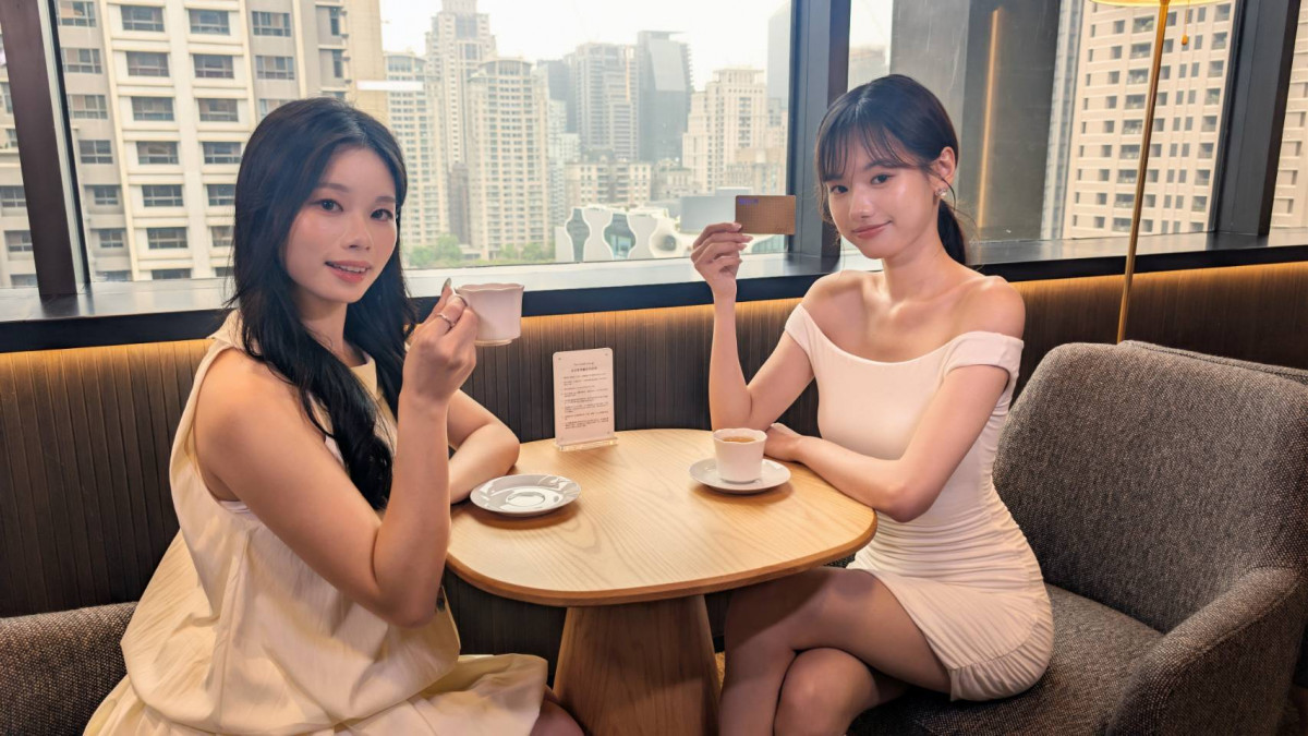 新光三越特別推出當月累積消費滿60萬元，次月即可榮升金卡會員，效期一年，會員可享免費停車、VIP貴賓室休憩及免費飲品、專員陪同購物等尊榮服務。