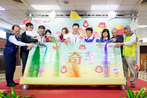 蘇副市長與出席貴賓將沙瓶倒入啟動台。