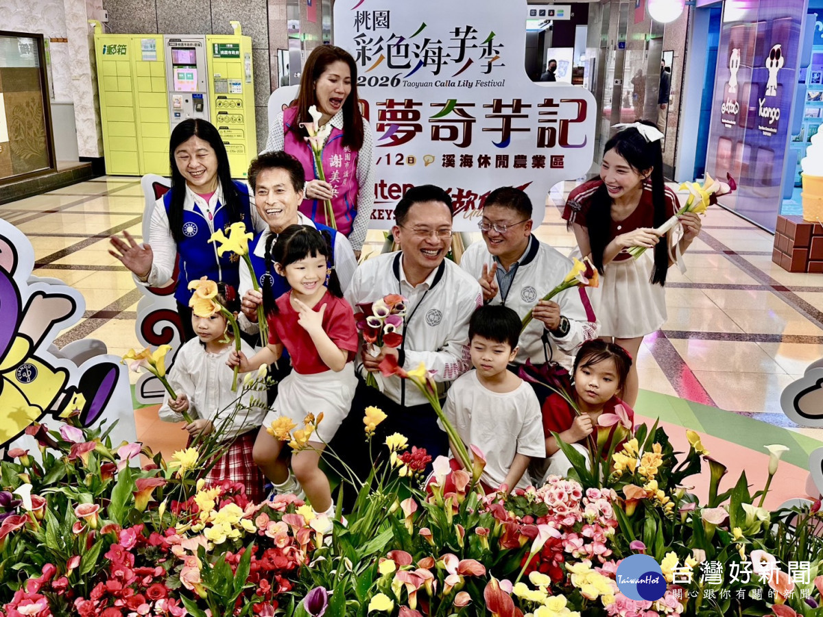 蘇副市長、出席貴賓、樂天女孩及小朋友開心合照。